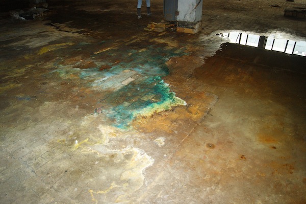 На полу были разводы от пролитых химических веществ. Зеленовато-голубоватые разводы, разъедающие даже плитку...