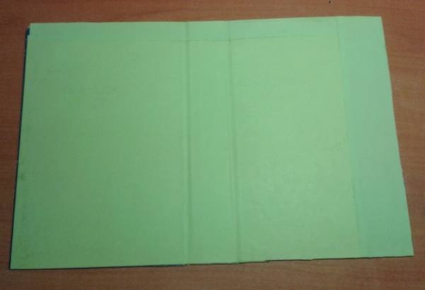 Переплет я буду обклеивать тканью, но так как ткань у меня тонкая и просвечивает, а папка была ярко-синий, вначале необходимо обклеить переплет зеленой бумагой.